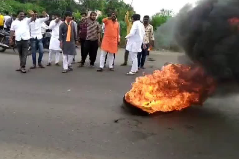 राष्ट्रीय महामार्गवर टायर जाळून आंदोलन