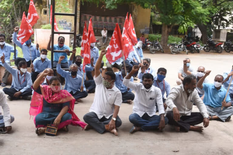 'కార్మికులను విధుల్లోకి తీసుకోవాలి'