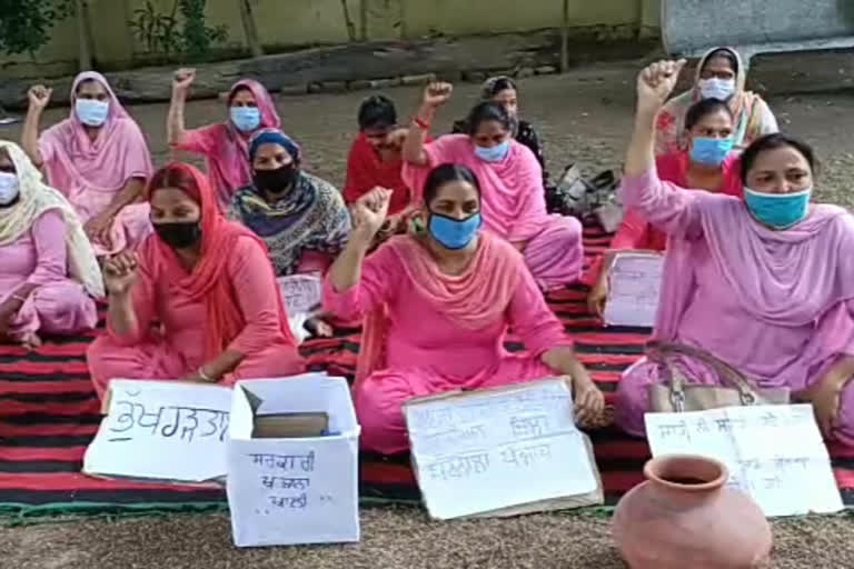 Asha workers continue hunger strike against state government in barnala