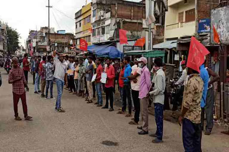 CPI ML protested due to no electricity for 6 days in giridih, People in Giridih upset due to no electricity, news of Giridih Electricity Department, गिरिडीह में 6 दिनों से बिजली नहीं होने के कारण भाकपा माले ने किया प्रदर्शन, गिरिडीह बिजली विभाग की खबरें,  गिरिडीह में बिजली नहीं होने के कारण लोग परेशान