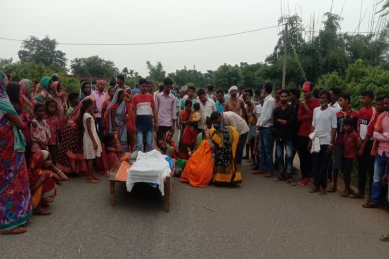 villagers-blocked-road-after-death-of-a-young-man-in-road-accident-in-deoghar