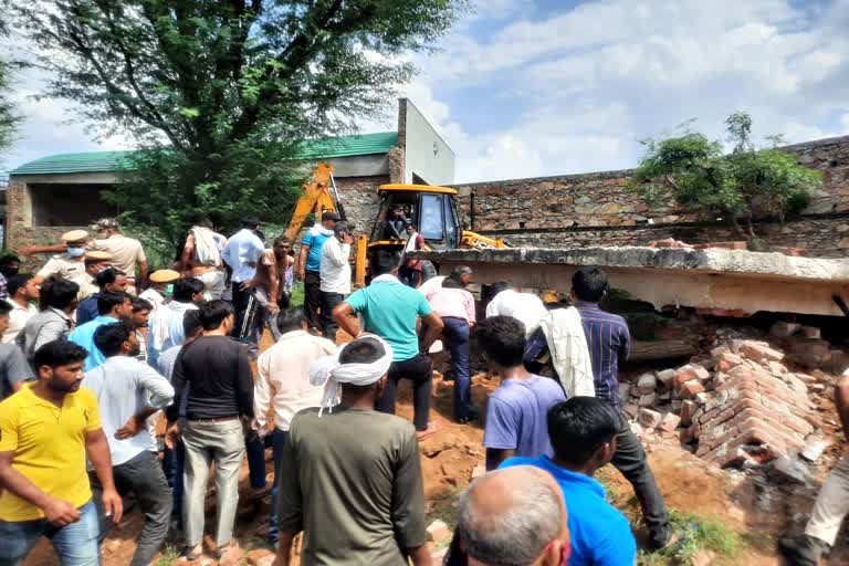 Temple renovation work,  Incident in Jaipur due to roof collapse