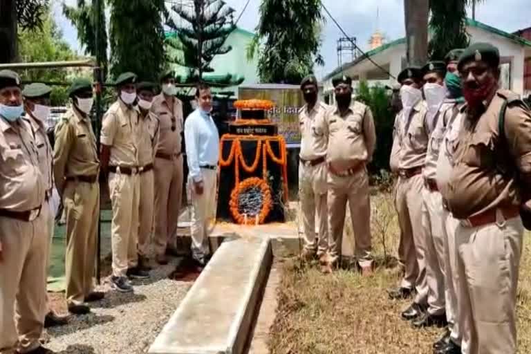 chief-forest-conservator-of-bastar-mohammad-shahid-paid-tributes-to-martyrs-in-jagdalpur