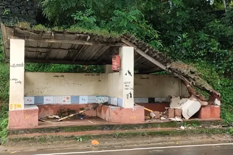 bus shelter destroyed  ബസ് കാത്തിരിപ്പ് കേന്ദ്രം അടിച്ചു തകർത്തു  കരുവാരക്കുണ്ട്  മലപ്പുറം വാർത്ത  malappuram news