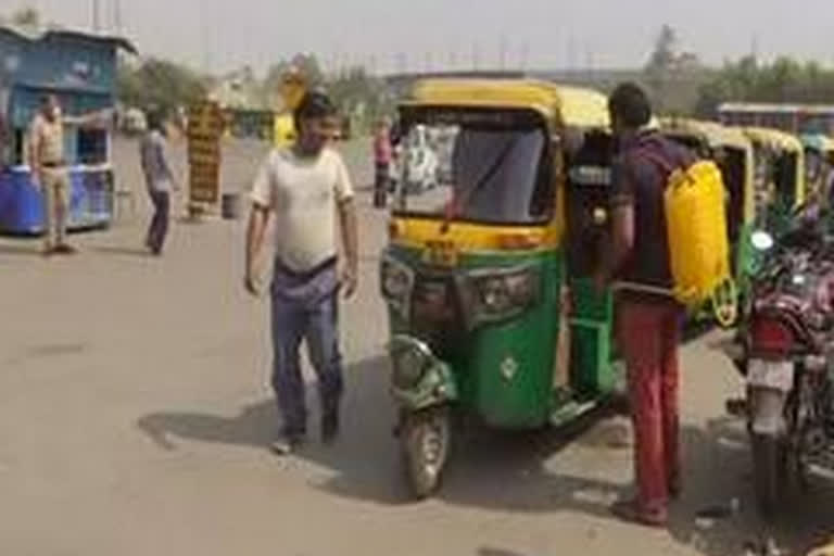 Rickshaw driver returns bag containing 7 lakh to Pune couple