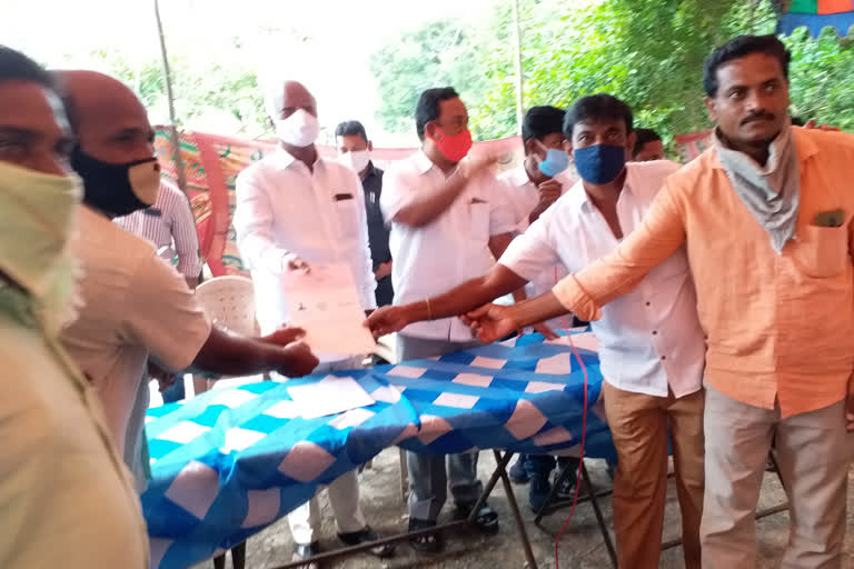 mlc kadiyam srihari distributed cheques in stasionganpur