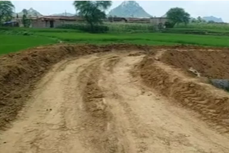 Police build road in Naxal-hit district of Jharkhand