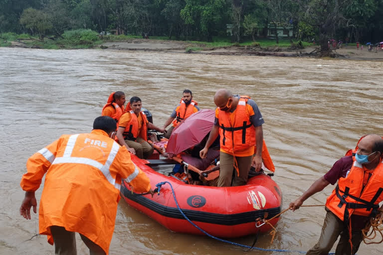 Fireforce personnel brave heavy rains, strong currents in flooded Chaliyar;  Save the life of a pregnant woman during a medical emergency