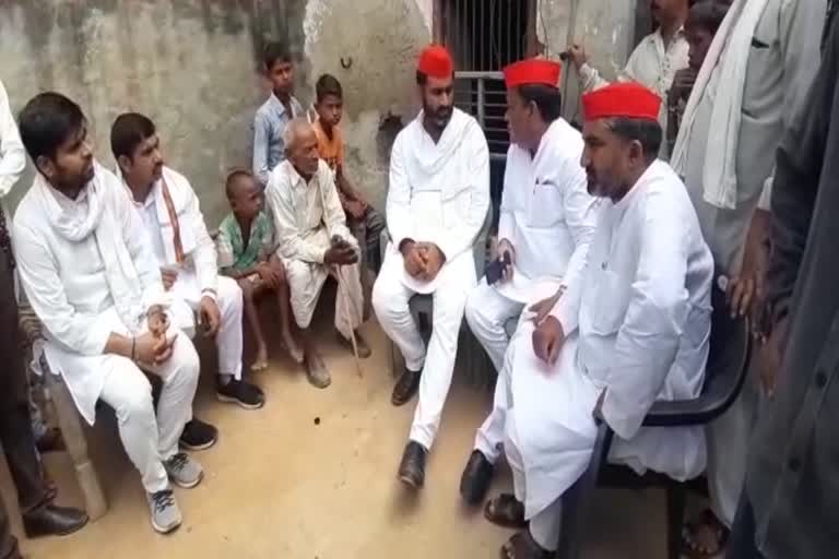 जहरीली शराब पीड़ितों से मिले सपा नेता अतुल प्रधान.