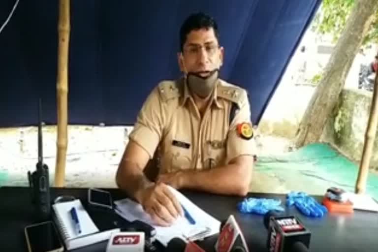 जानकारी देते पुलिस अधीक्षक शिव हरी मीणा.