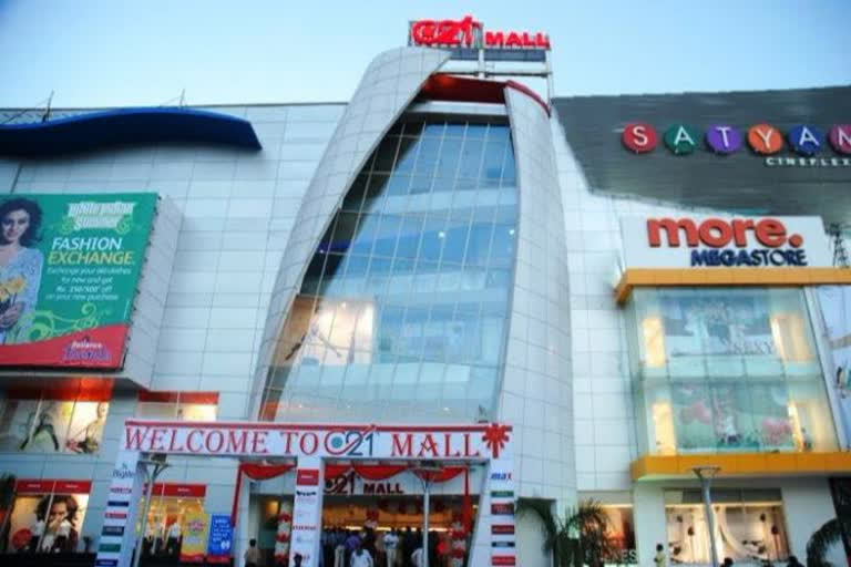 A woman jumped from the mall in Indore