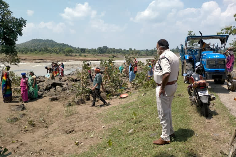 Station in-charge improved the road that had been washed away due to floods in seoni