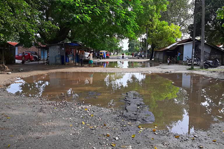 চিৰাঙৰ ১২৭নং চি ৰাষ্ট্ৰীয় ঘাই পথৰ শোচনীয় অৱস্থা