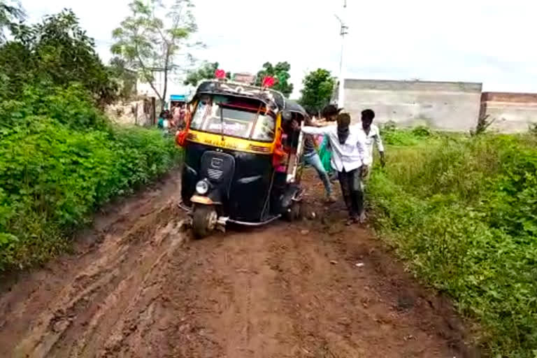 रस्त्यात फसलेली रिक्षा