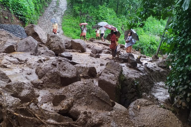 Land Slide news  Landslide on Balal-Rajapuram road kasargod  kasargod news  കാസര്‍കോട് വാര്‍ത്തകള്‍  ഉരുള്‍പൊട്ടല്‍