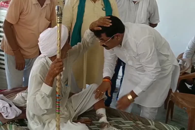 MLA Balraj Kundu meets farmer injured in pipli lathicharge