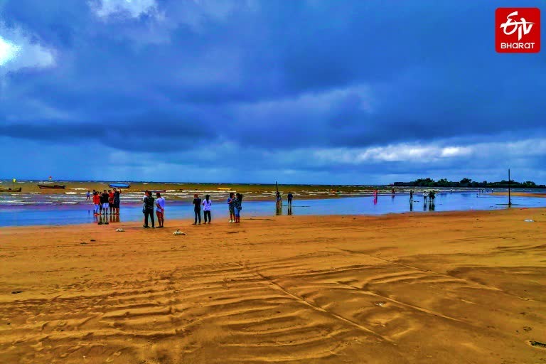 tourists arriving on alibaug beach after lockdown