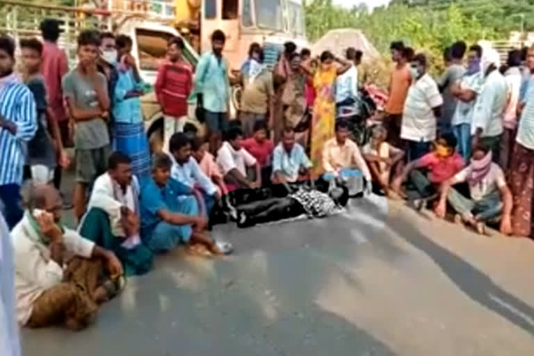 protest with deadbody of man died in sitarama canal