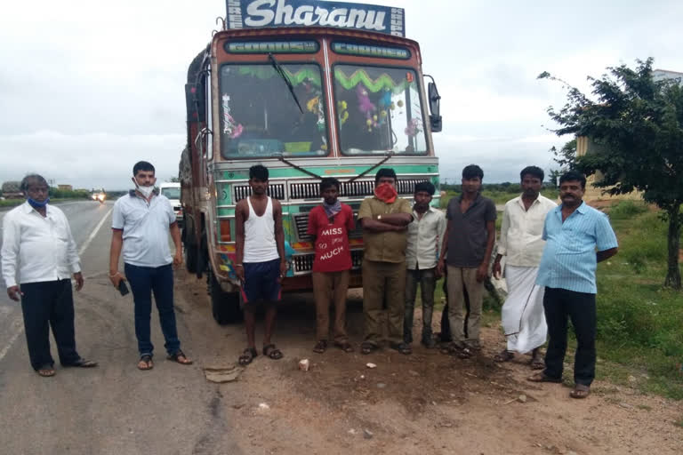 ಅಕ್ರಮವಾಗಿ ಕಲ್ಲು ಸಾಗಾಟ