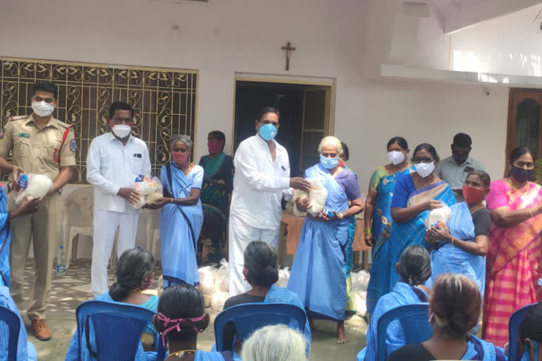 groceries distribution in dharmaram yadadri bhuvanagiri district