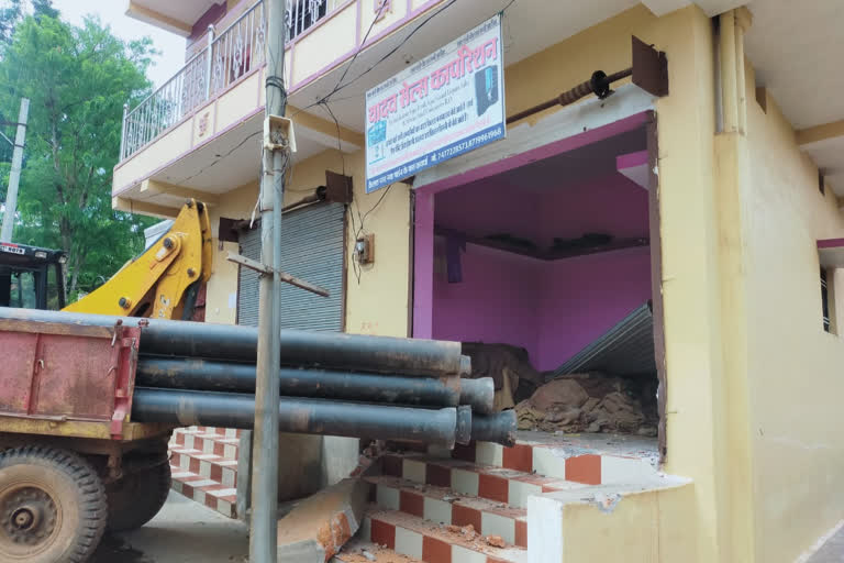 Tractor trolley broke into shop in kawardha