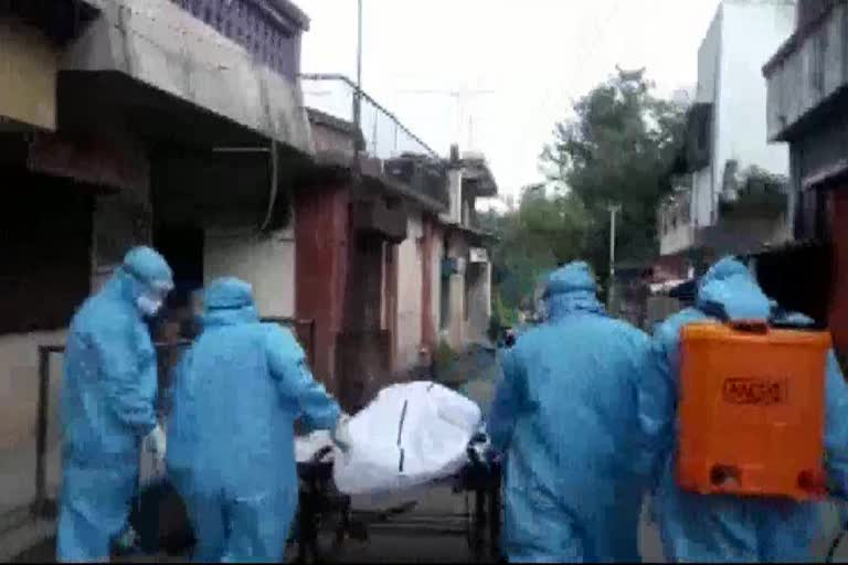 COVID patient dies at home, body carried on handcart in Pune for cremation