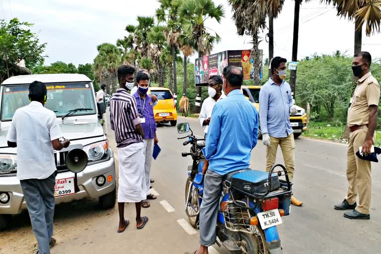 முகக்கவசம் அணியாதோருக்கு அபராதம் விதித்த நகராட்சி ஊழியர்கள்