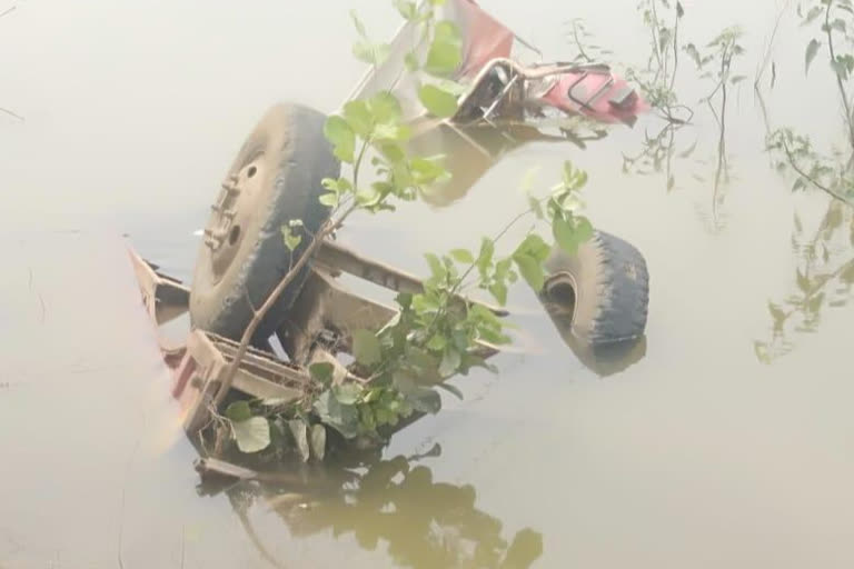 one died in road accident at palamu, तालाब में पलटा तेज रफ्तार ट्रैक्टर, चालक की मौत