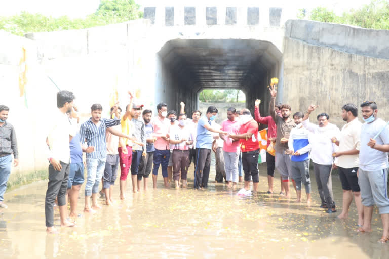 Youth Congress surrenders railway officials in sehore