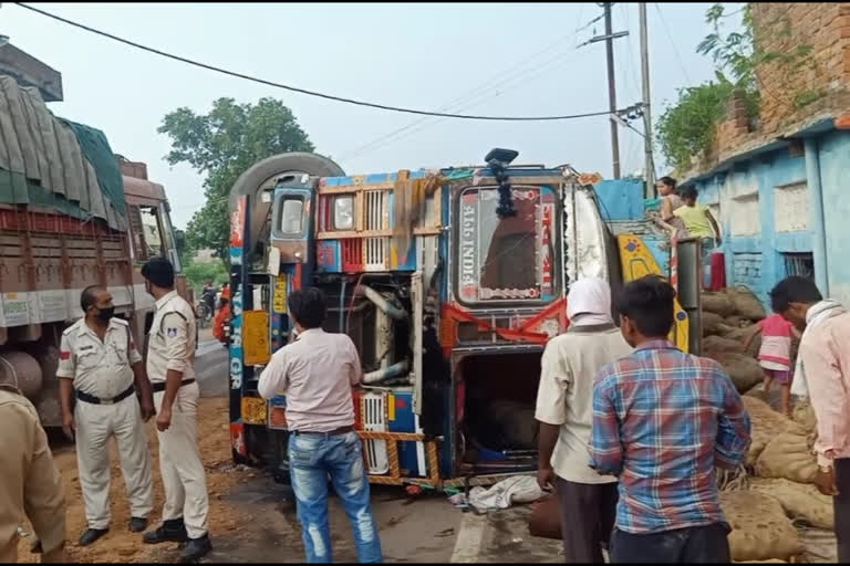 A truck full of potatoes overturned in the container area in chhatarpur