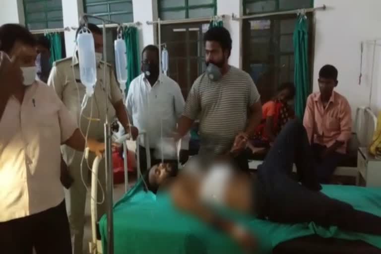 criminals stabbed men in chaibasa, अपराधियों ने पचास रुपए के लिए दो युवकों को मारा चाकू