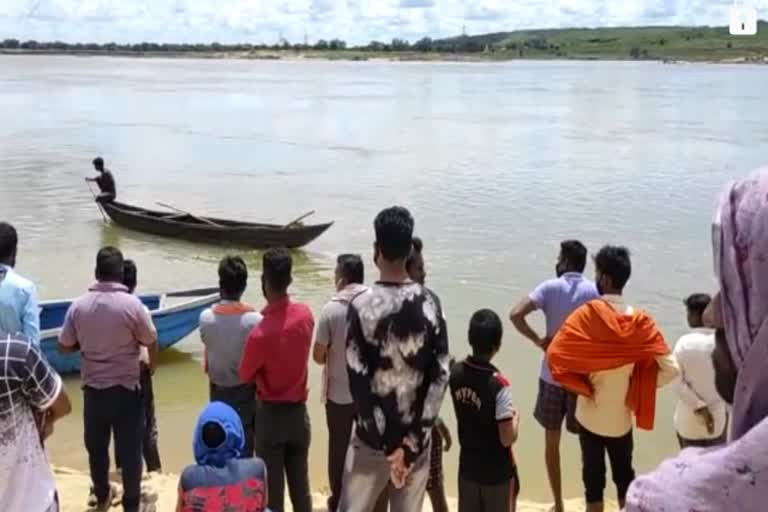 A man flowed in mahanadi in janjgir