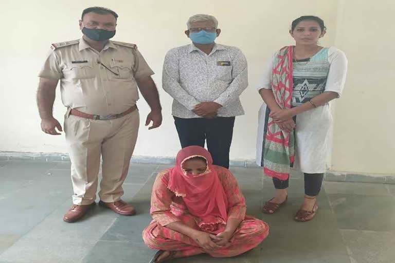 karnal police arrested women with drugs