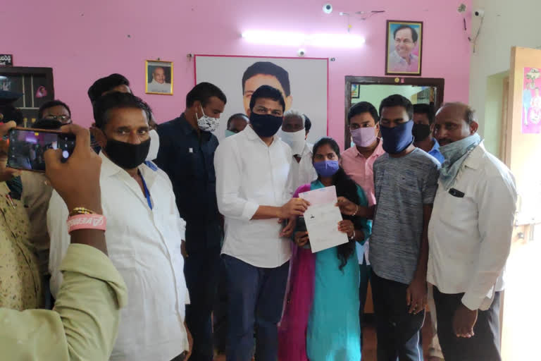 Huzrnagar mla sidi reddy distributed Accident insurance checks to TRS activists