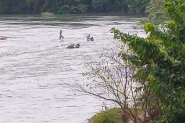 മൃതദേഹം  കുരുത്തിച്ചാൽ വെള്ളച്ചാട്ടം  മണ്ണാർക്കാട്  വെള്ളച്ചാട്ടം  ഒഴുക്കിൽപ്പെട്ടു  മൃതദേഹം