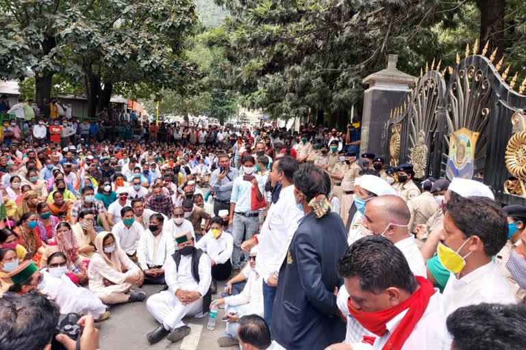 Congress workers protest outside the SP office in Kullu