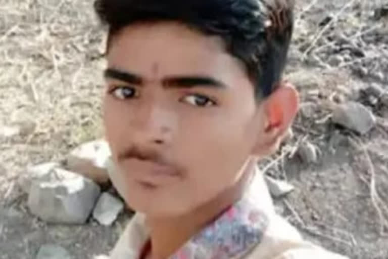 beed 17 year old boy died on road accident