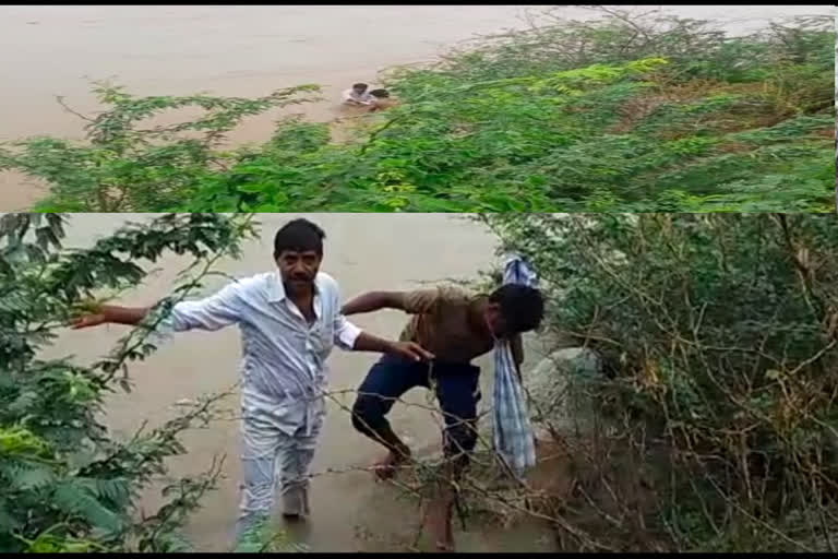 Villagers Rescued Andhra man, who washed away in Raaravi River near ballari