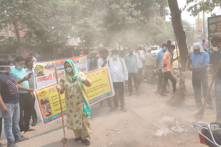 BJP Councilor Maya Bisht ran a cleanliness drive under Seva Saptah program in Sangam Vihar