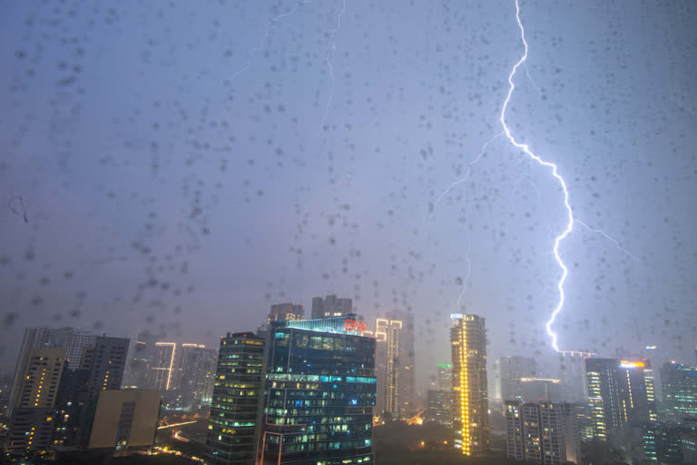 lightning strikes UP village  Children killed due to lightning  Children killed in Lightning  children were killed in Chitrakoot district  lightning death news  മിന്നലേറ്റ് മരിച്ചു വാര്‍ത്ത  ബാലകര്‍ മരിച്ചു വാര്‍ത്ത  children died news