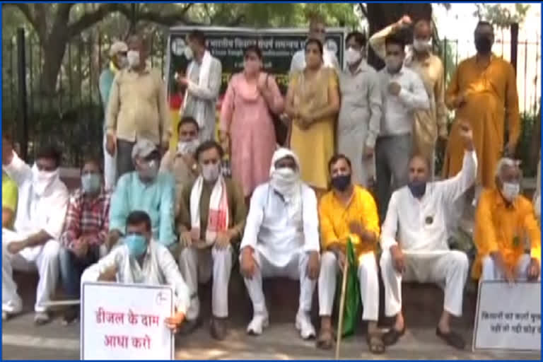 Farmers protest against three agricultural ordinances in New Delhi