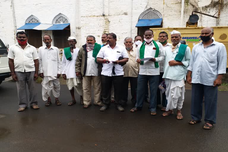 Vijayapura: The peasants who had come to request DC to make their way to their land