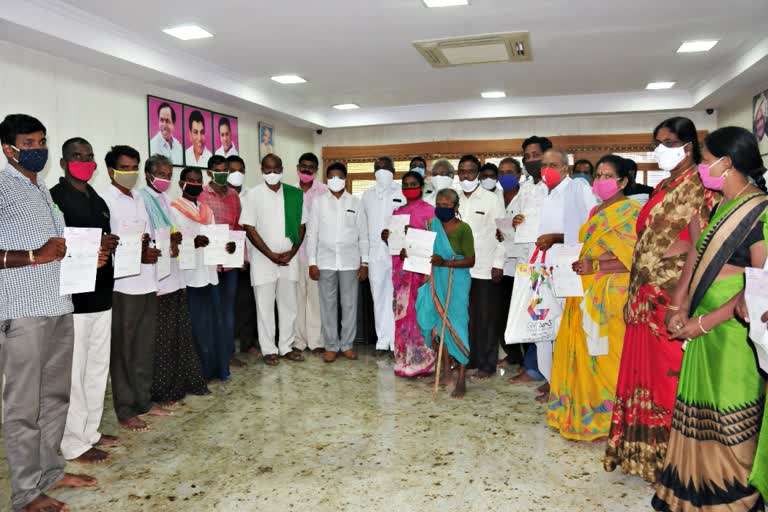 mp nama nageshwer rao distrubute cmrf cheques in khammam