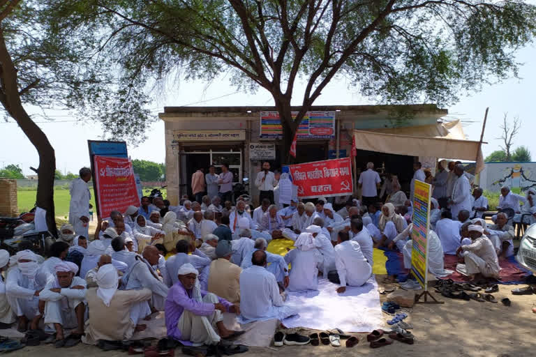 Farmers burnt effigy of Agriculture Minister JP Dalal in bhiwani