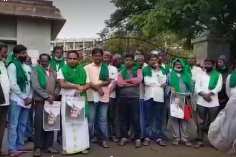 Farmers' Association activists protest against Agriculture Minister BC Patil s