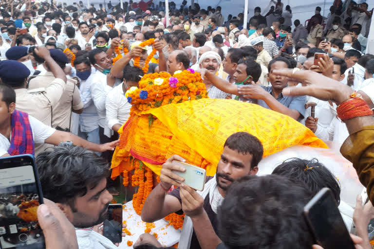 RJD veteran Raghuvansh Prasad Singh cremated with full state honours