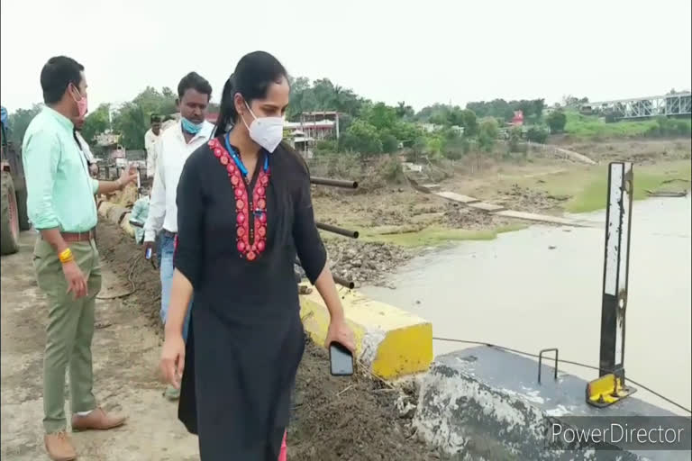 Construction of railing on Narmada Bridge