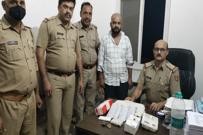 noida police arrested a thief