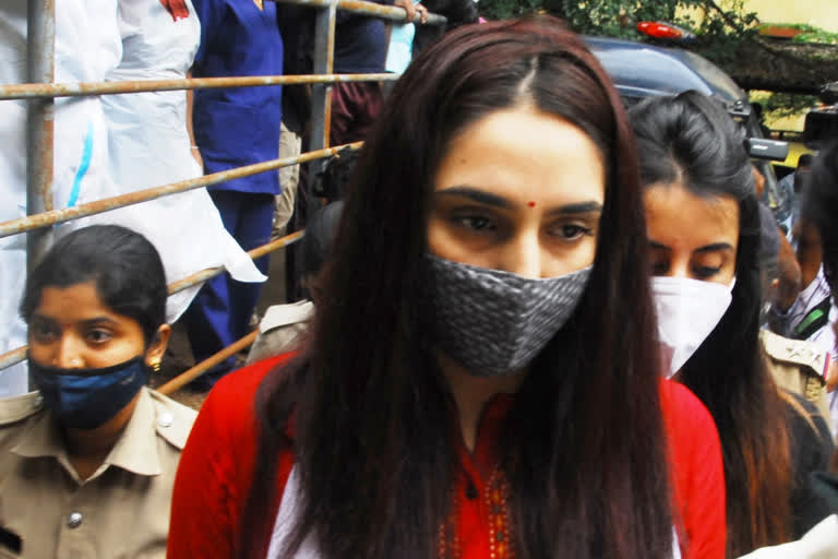 sandalwood drugs case  sanjjana remand extended  ragini dwivedi sent to judicial custody  bengaluru drug case  ജുഡീഷ്യൽ കസ്റ്റഡി  രാഗിണി ദ്വിവേദി  ബെംഗളൂരു  മയക്കുമരുന്ന് കേസ്   Suggested Mapping : headlines