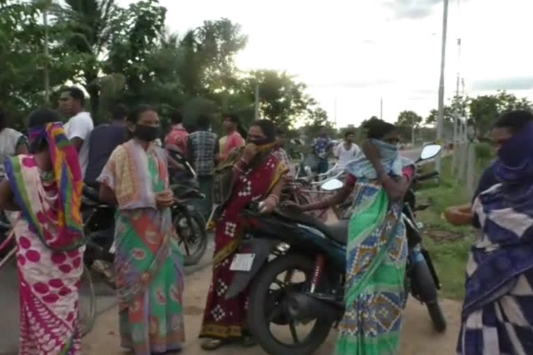 subarnapur latest news, illegal liquor business in subarnapur, illegal liquor business, protest against liquor business in subarnapur, ସୁବର୍ଣ୍ଣପୁର ଲାଟେଷ୍ଟ ନ୍ୟୁଜ୍‌, ସୁବର୍ଣ୍ଣପୁରରେ ବେଆଇନ ମଦ କାରବାର, ବେଆଇନ ମଦ କାରବାର, ସୁବର୍ଣ୍ଣପୁରରେ ମଦ ବିରୋଧୀ ବିକ୍ଷୋଭ